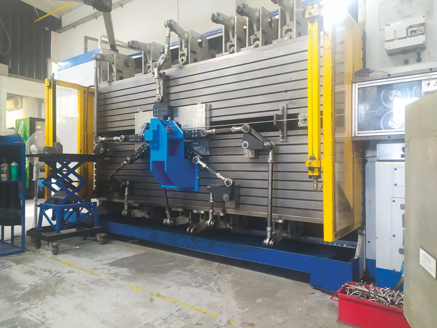 Metalo apdirbimo linija maisto automatų gamykloje