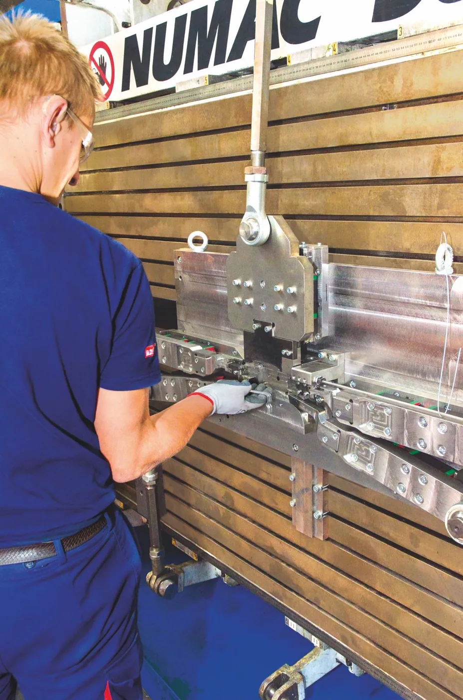 Precizinis mazgų surinkimas automatų gamykloje