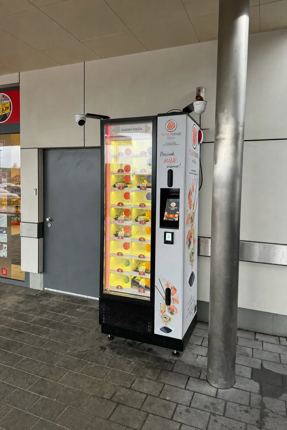 Sušių automatas prekybos centre – savitarnos maisto prekyba be personalo