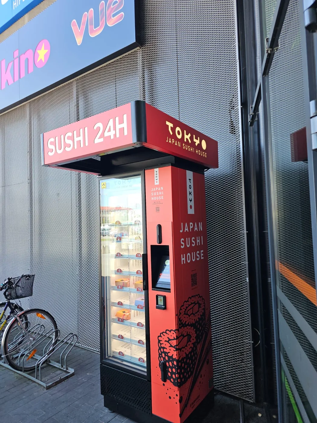 SUSHI 24H pardavimo automatas prie kino teatro – maistas po seansų