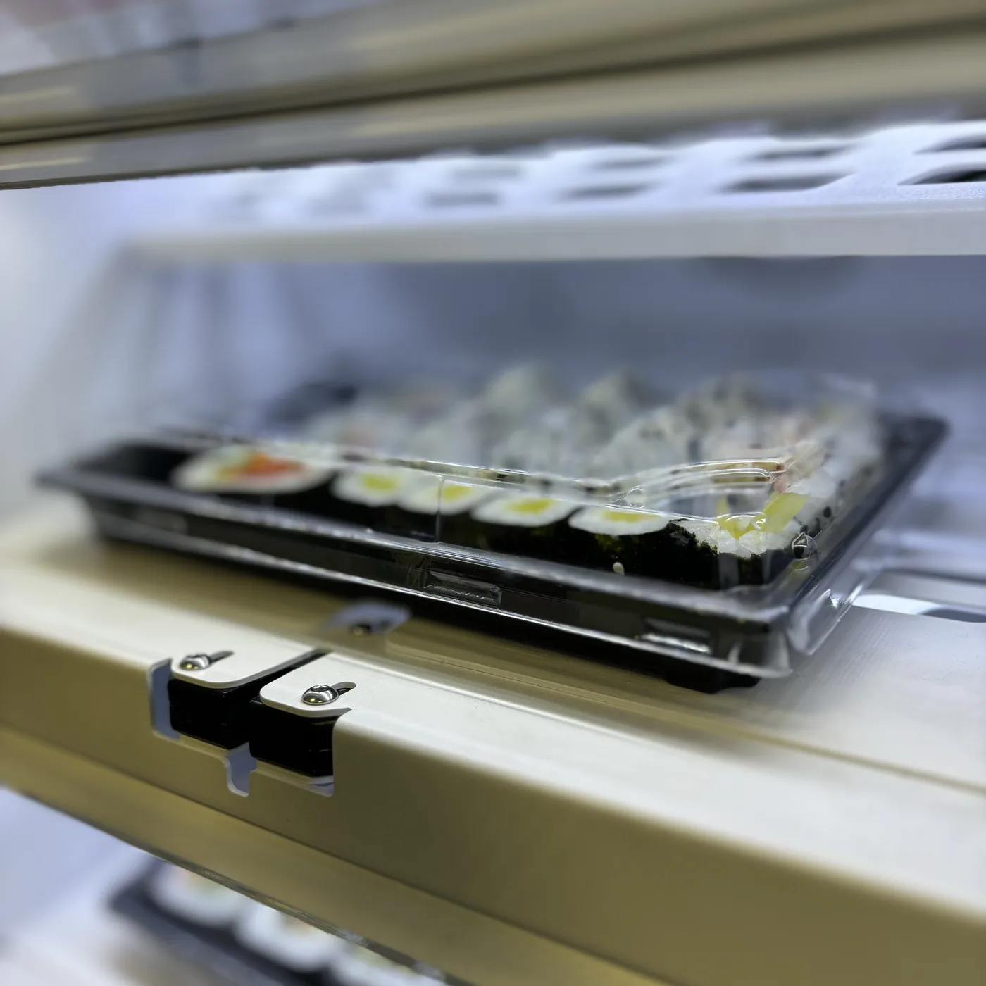 Sušių pakuotė maisto automato lentynoje iš arti