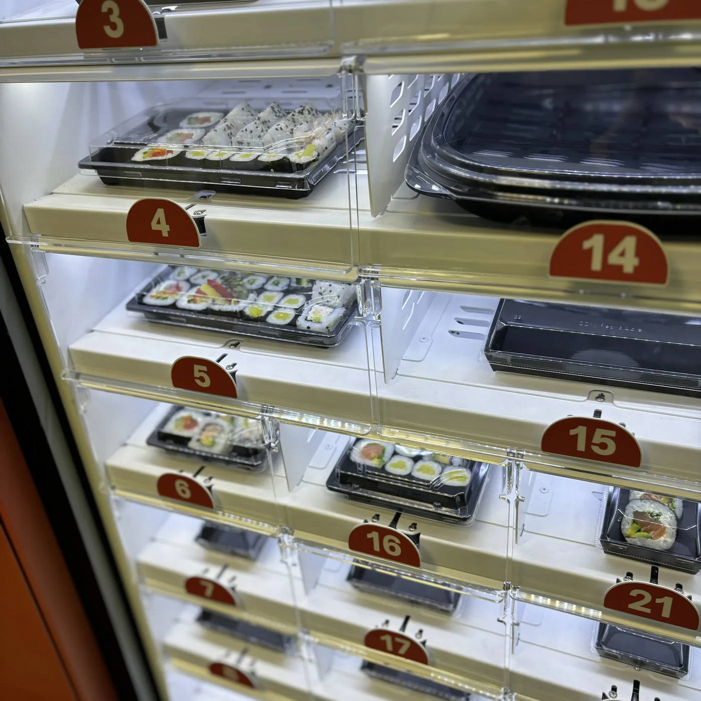 Švieži sušių rinkiniai šaldomame pardavimo automate